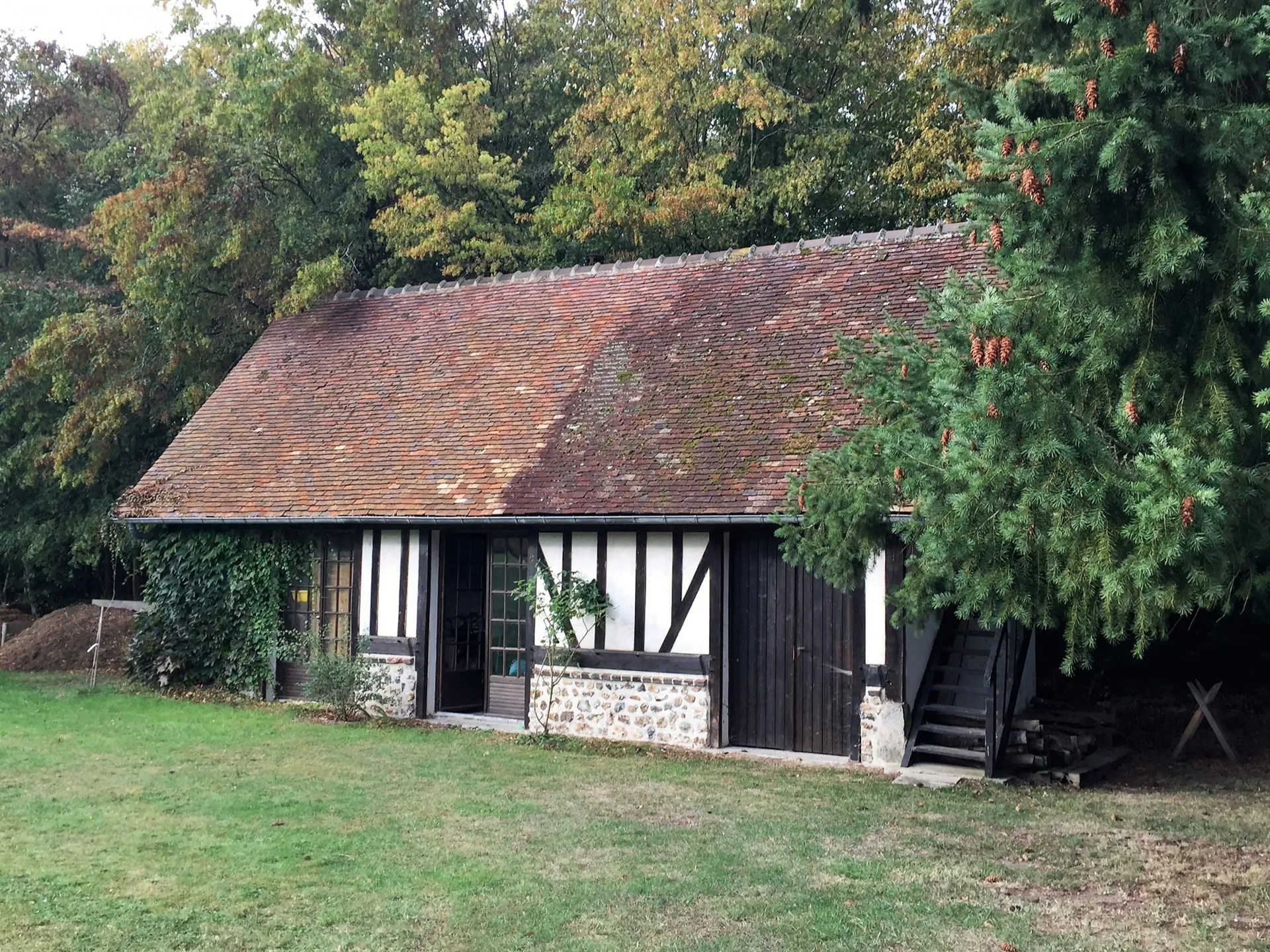 MAISON AVEC DEPENDANCES PROCHE DE PONT L'EVEQUE