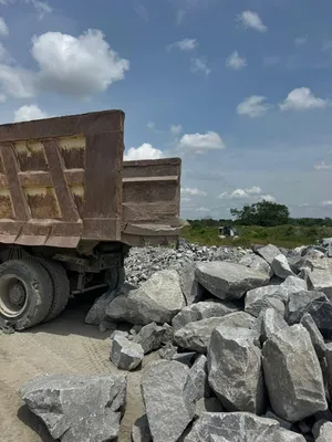 Camion-benne et blocs de roche sur le site de carrière BCG au Bénin, en amont de leur transformation en granulats.