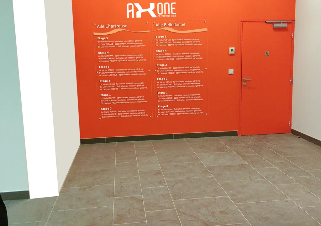 Conception et installation de la signalétique intérieure du hall d’entrée du pôle tertiaire santé Axone à Grenoble pour une orientation claire et professionnelle