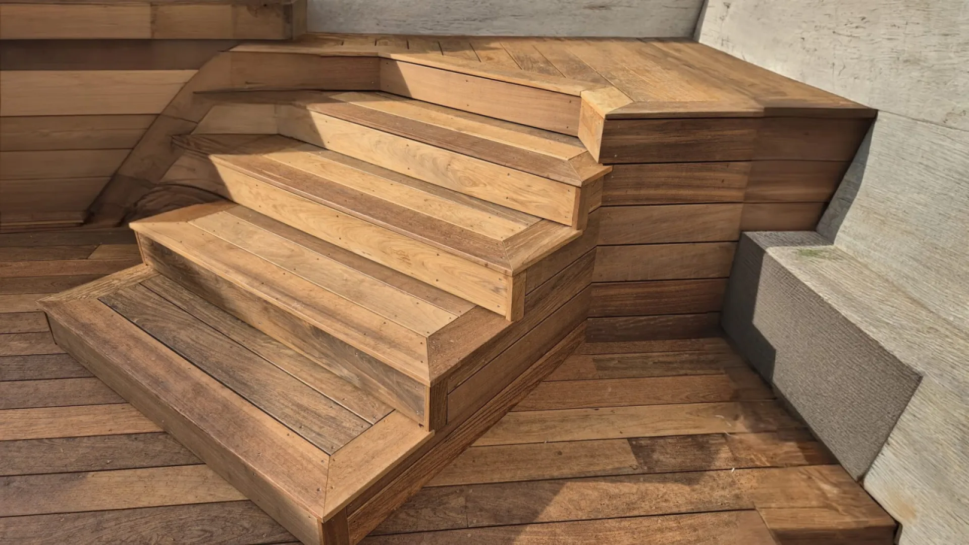 Innovation Design : L'escalier en Ipé fini Ceinture