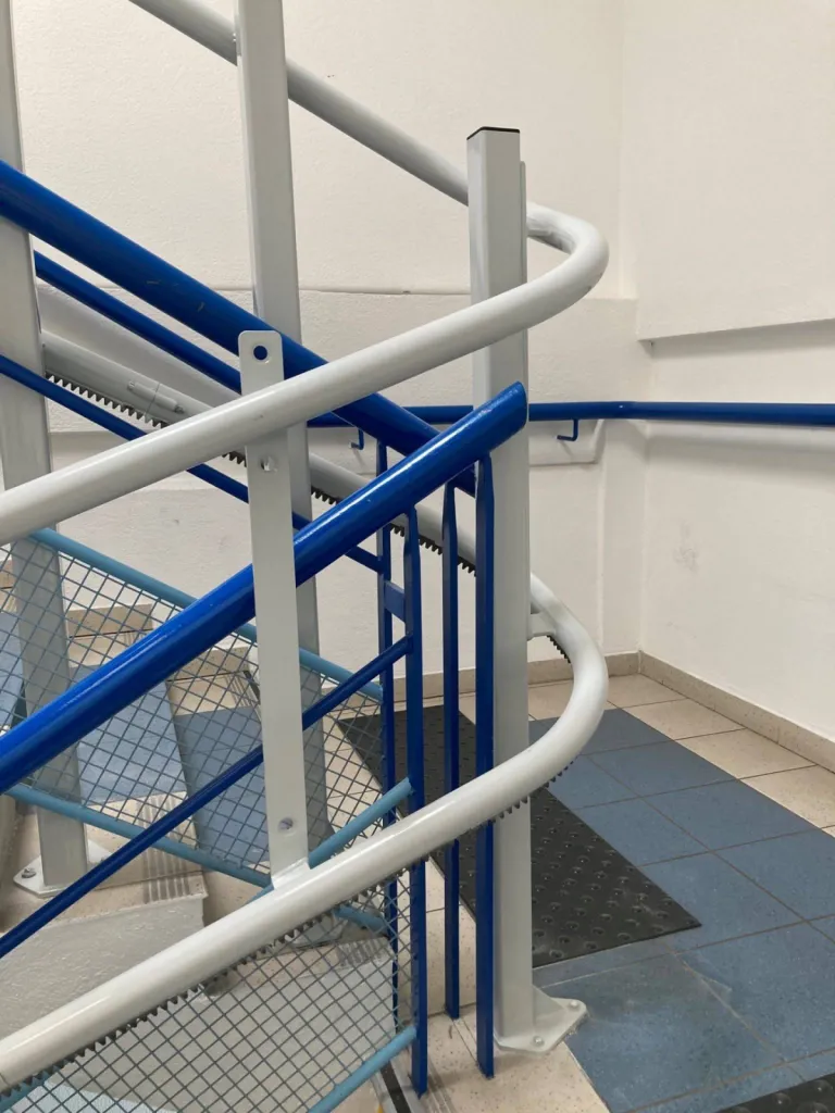 Ouf dernier virage pour cette réalisation en intérieur de cette plateforme oblique LEHNER STRATOS dans un escalier de copropriété de bureaux à Toulon près de Marseille