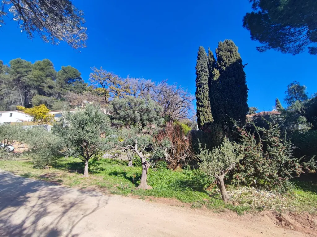 Terrain avec maison à Solliès-Pont