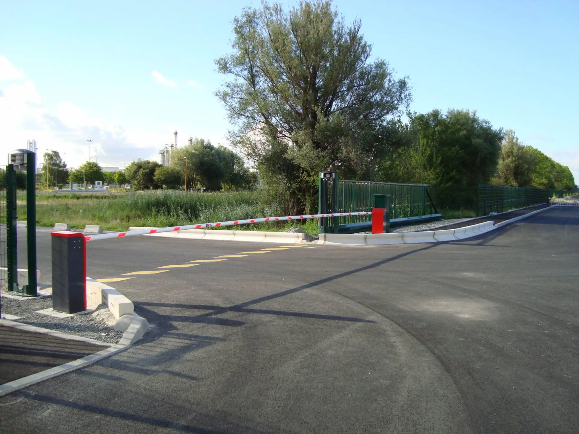 installation d'une barrière levante pour contrôle d'accès en Normandie 