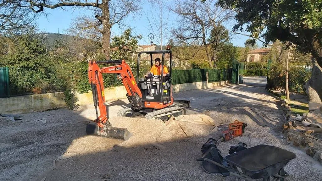 Réalisation d'un gravillonnage bicouche dans une maison à Nans les Pins dans le Var