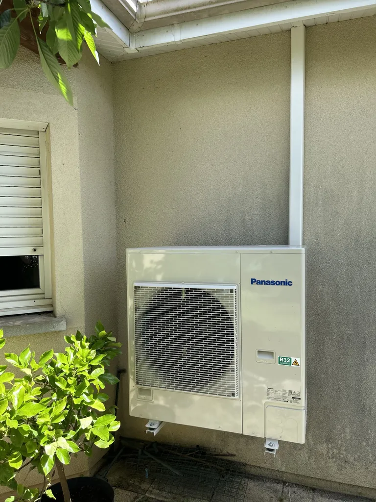 Installation de l’unité extérieure Panasonic avec cheminement vertical discret
