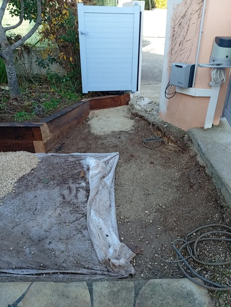 Création d'une dalle à Brignoles avec reprise de peinture pilier de portail