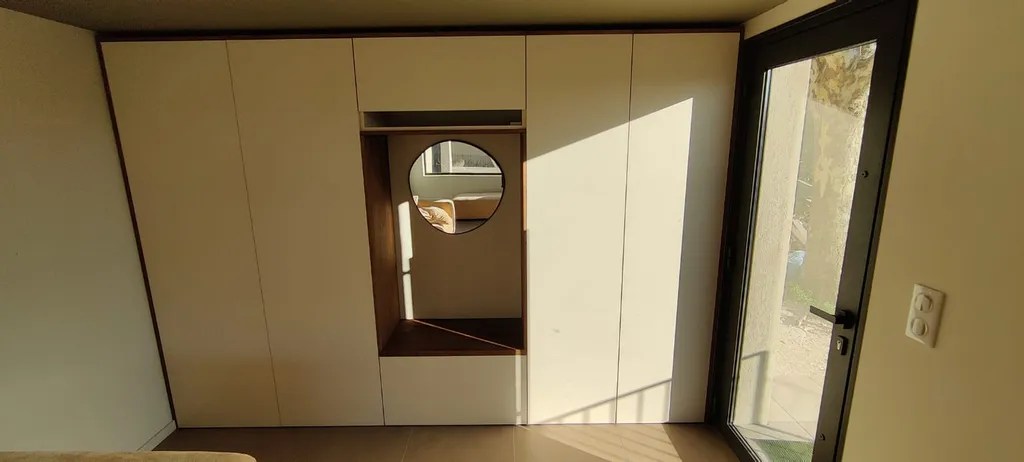 Créer un placard d’entrée sur mesure moderne avec assise intégrée et niche décorative en bois pour votre maison à Toulon