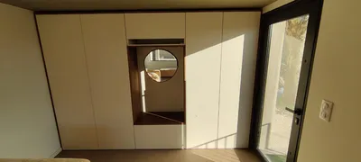 Créer un placard d’entrée sur mesure moderne avec assise intégrée et niche décorative en bois pour votre maison à Toulon