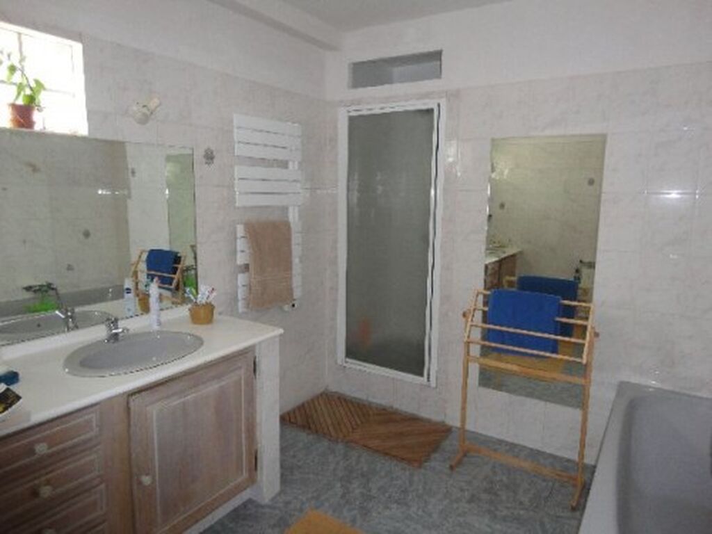 Trouver un bien 5 Carnoux lumineux avec piscine