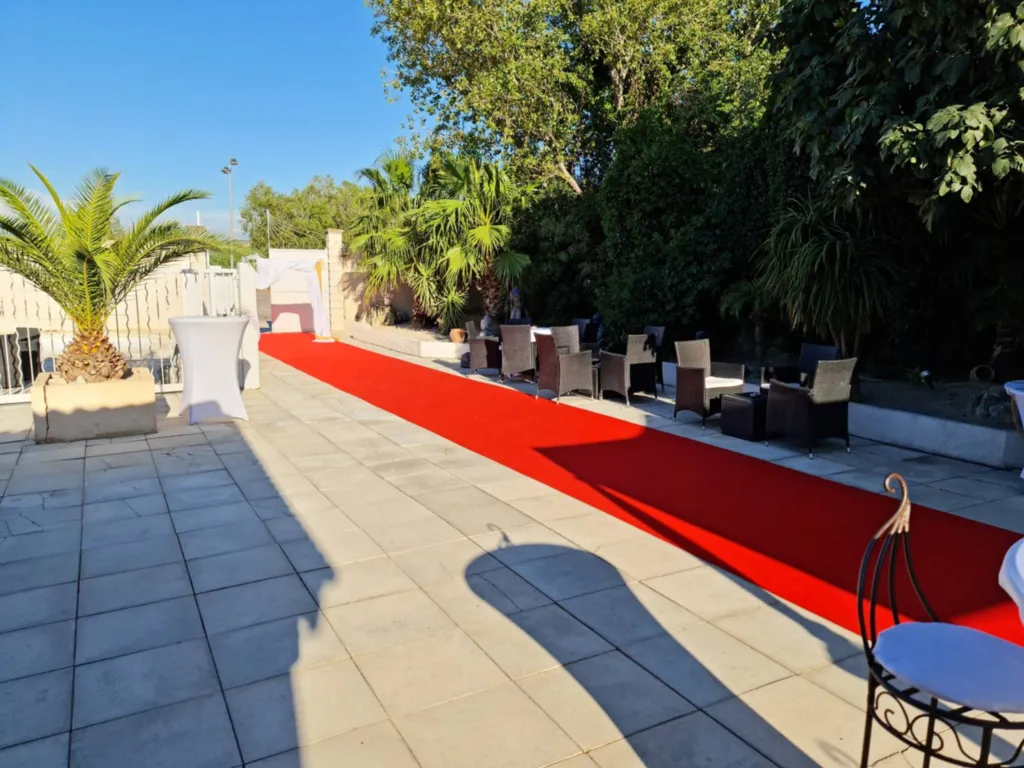 Salle de réception avec piscine pour mariage, anniversaire ,sur Gignac-la-nerthe prêt de la côte bleu