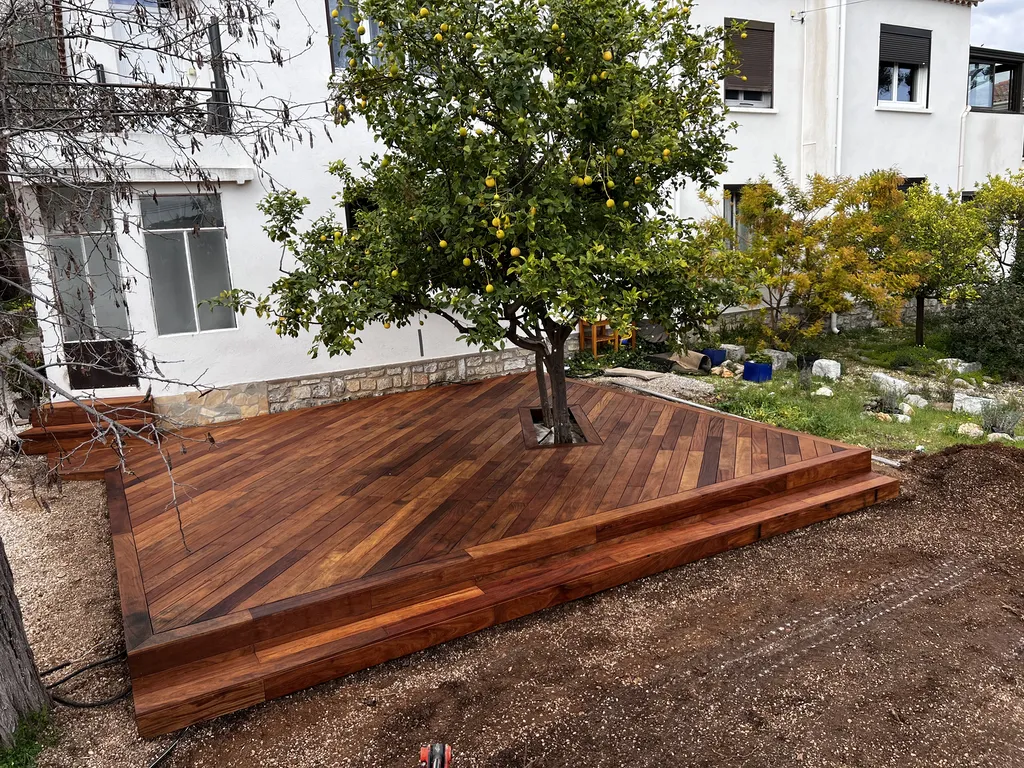 Création d’une terrasse bois exotique et d’un espace en travertin à Toulon