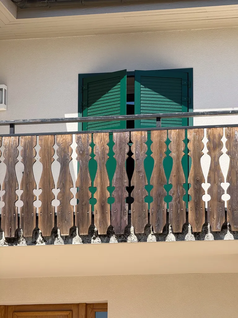 Pose de volets battants aluminium vert mousse sur mesure à Cranves-Sales en Haute-Savoie, posés avec grand soin