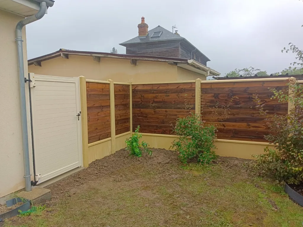 Installation de Clôture Occultante Mixte Béton et Bois, Lames Horizontales Sur-Mesure à Bernay dans l'Eure 27 et Serquigny