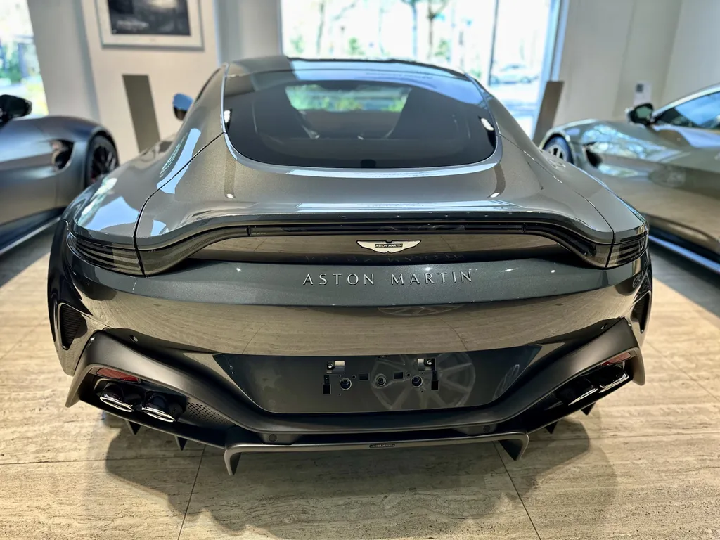 Traitement céramique Aston Martin Vantage DETAILING spécialiste voiture de sport sur Mornant 