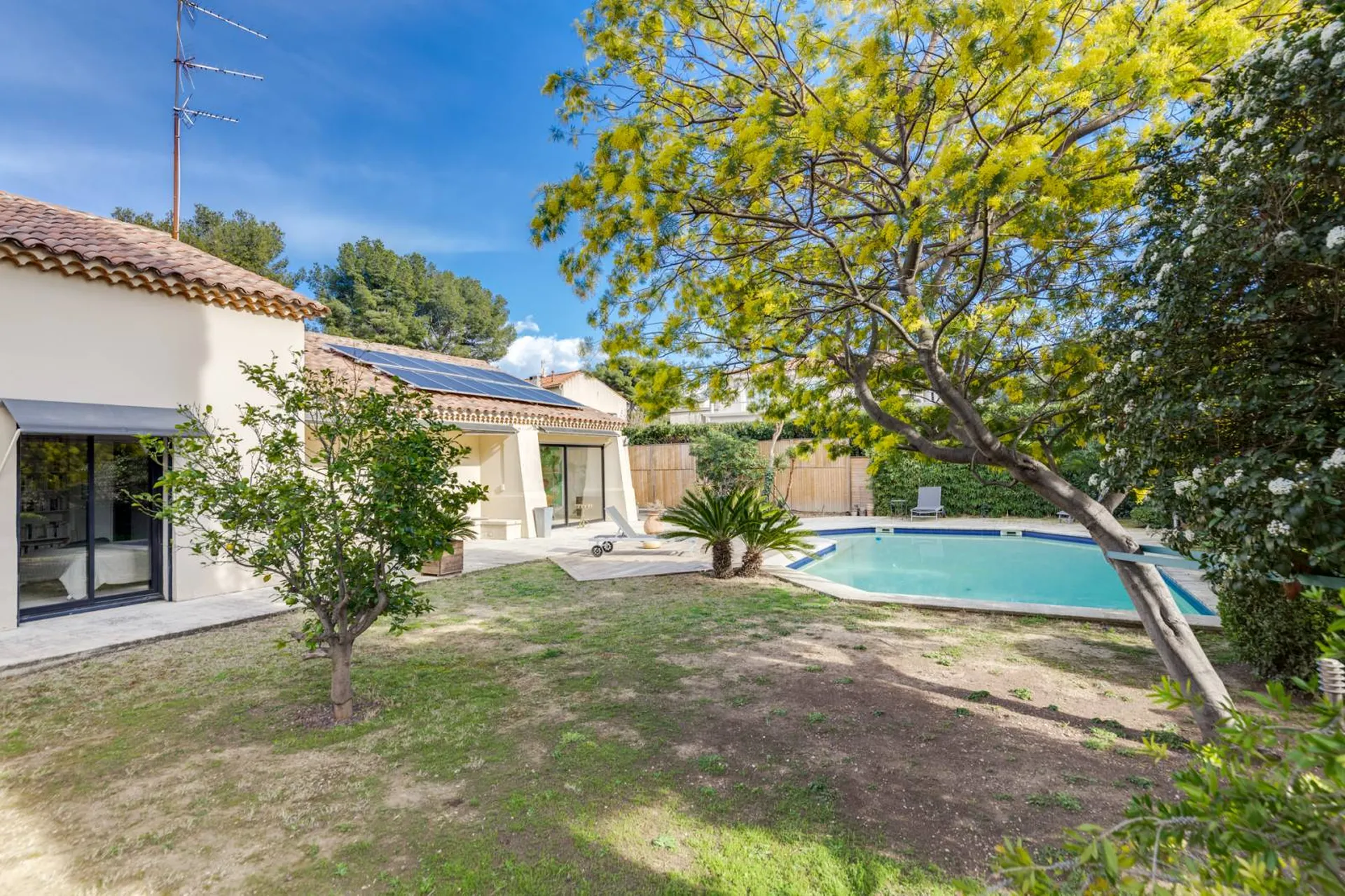 Vente villa de plain-pied Cassis  avec piscine et parkings dans lotissement sécurisé