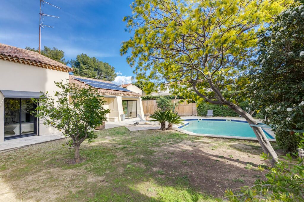 Vente villa de plain-pied Cassis  avec piscine et parkings dans lotissement sécurisé