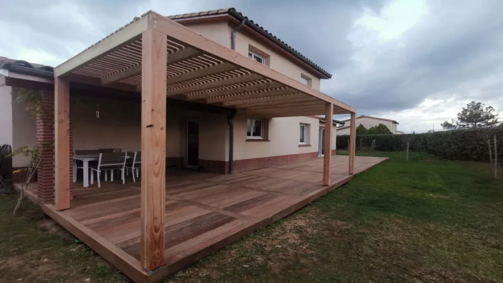 Création d’une terrasse bois exotique avec pergola Douglas à Toulouse pour aménagement extérieur chaleureux et durable