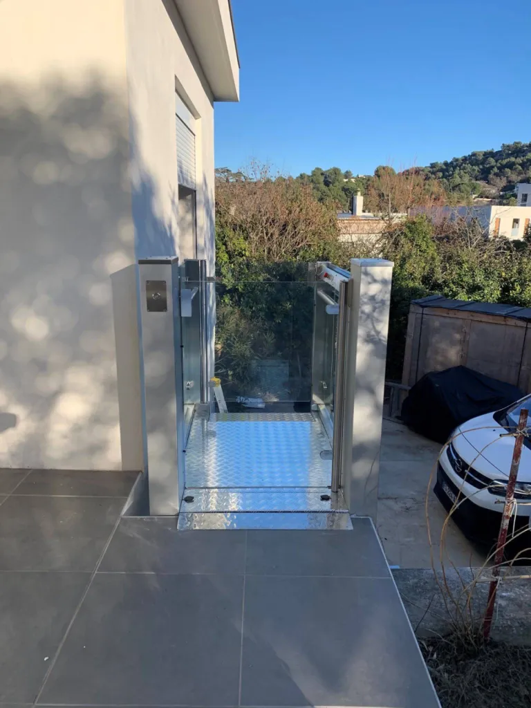 partie supérieure de la plateforme verticale Barduva RB 150 en extérieur, la pore est fixée sur la structuregarantissant la sécurité des utilisateurs  à Carnoux près de Marseille