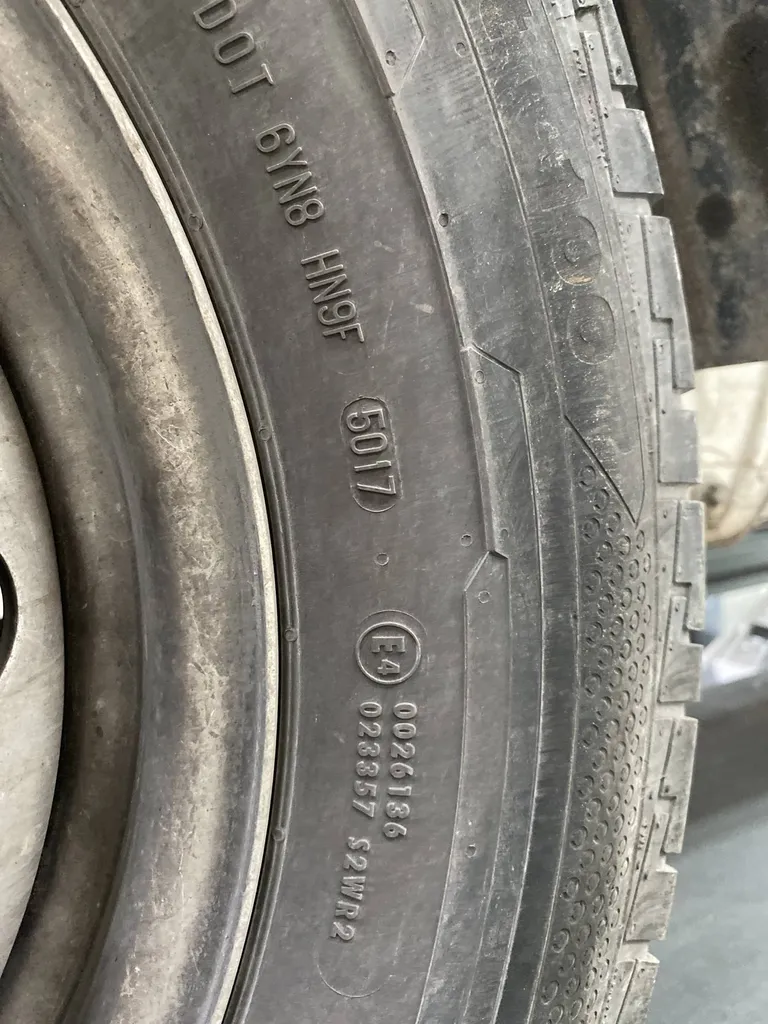 Date de fabrication inscrite sur le flan qui permet de vérifier l'âge du pneu pour le CT à Autosur Martigues