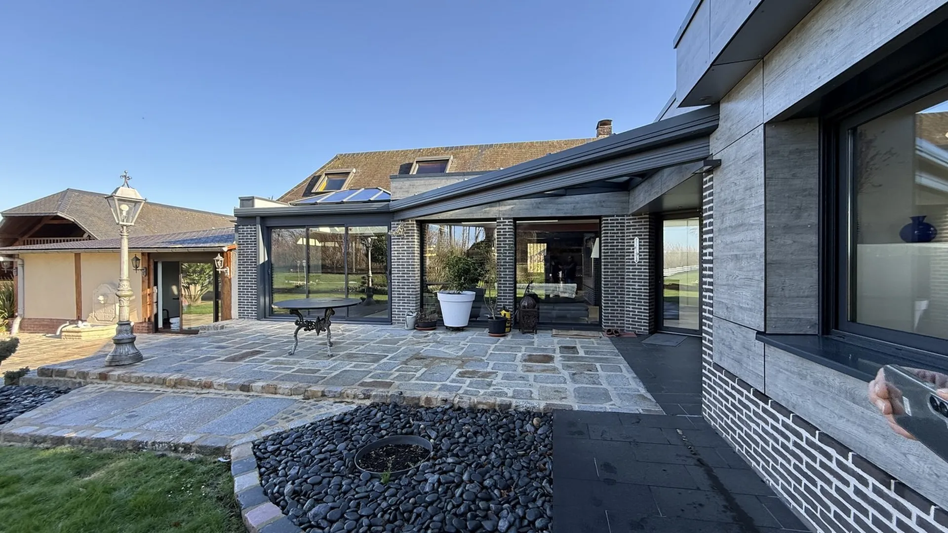 Magnifique Longère normande, entièrement rénovée mêlant le charme d’origine au contemporain.