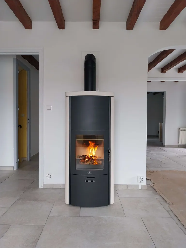 Vue frontale du poêle à accumulation MAX BLANK TOULOUSE SP allumé : maison Ambert, Loire (42)