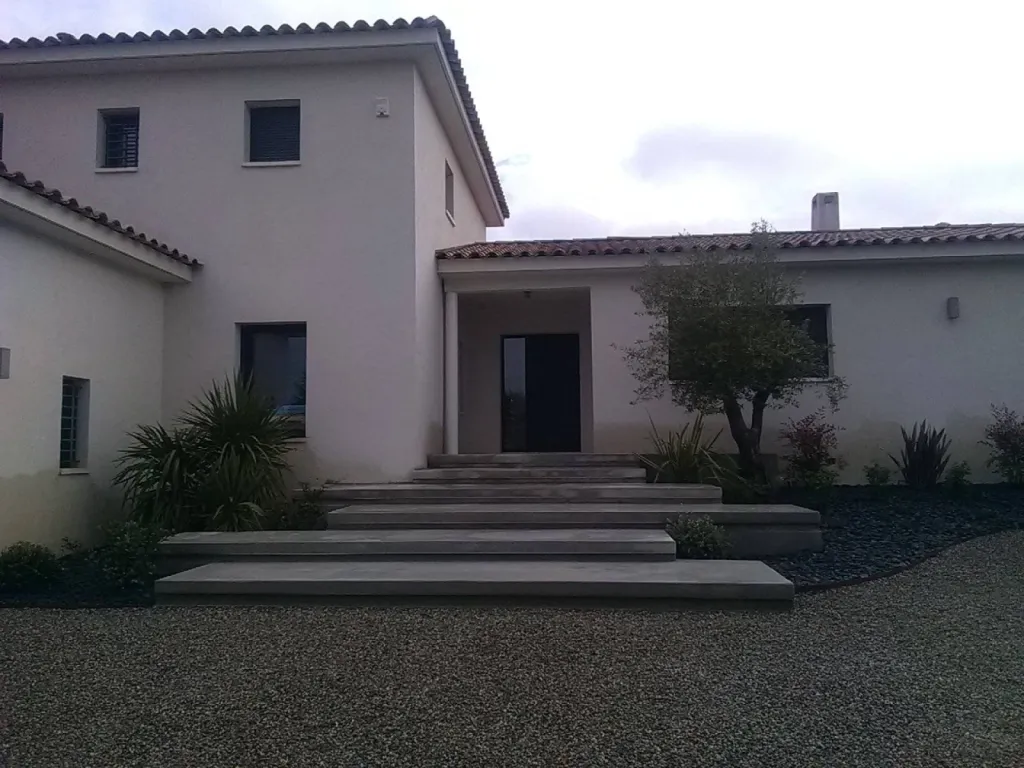 Réfection de l entree avec parking d une maison a Cabriès par Paysagistes