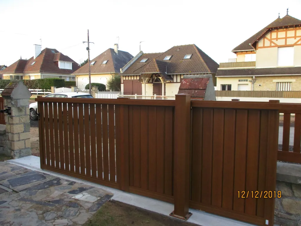 Installation de Portail en Aluminium Coulissant Motorisé pour l'Accès Résidentiel au Havre et son Agglomération en Seine-Maritime 76