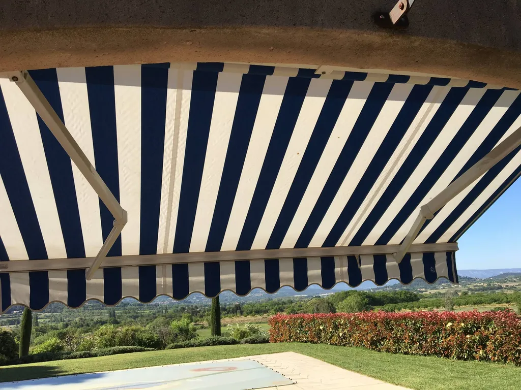 Pose d'un store extérieur à Villars (84)