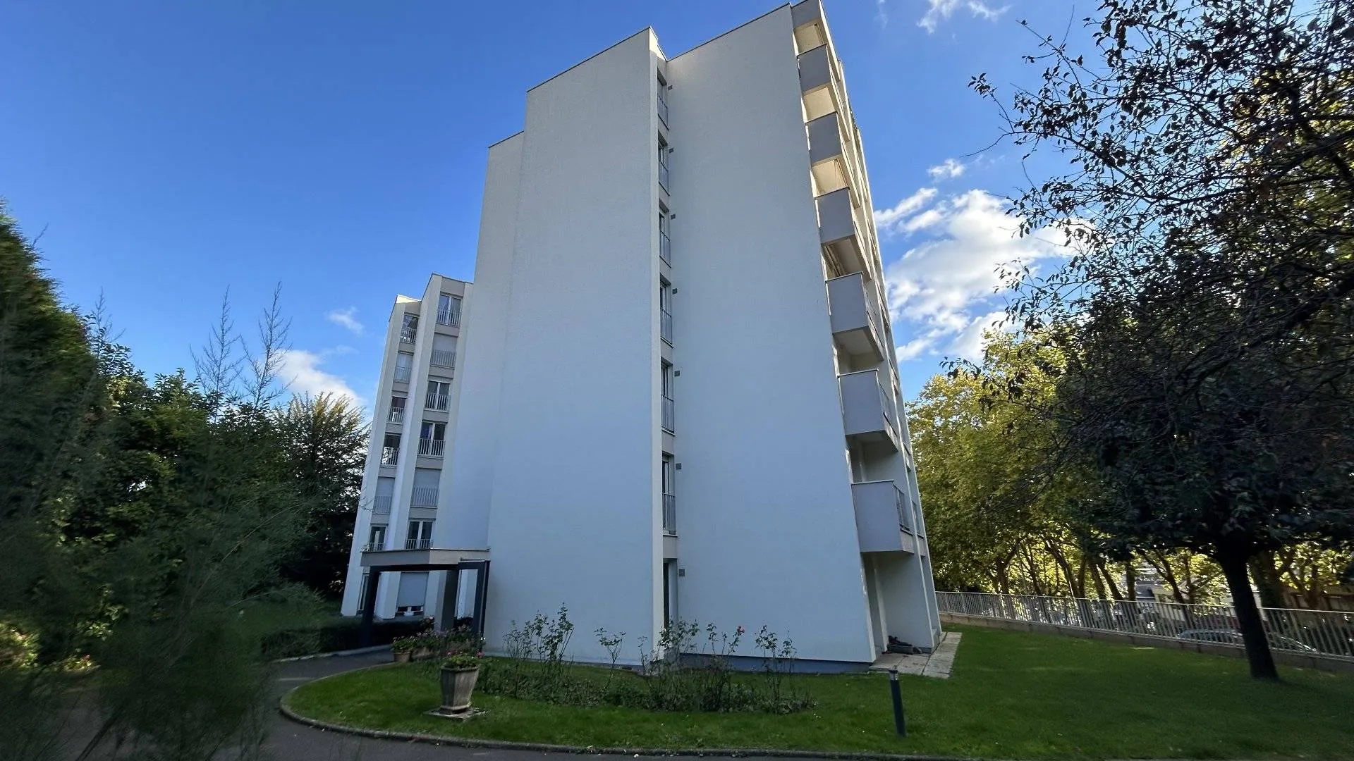 Appartement de 55.84m² Carrez situé au 1er étage d'une résidence avec cour privée et place de parking à Rouen, en Normandie
