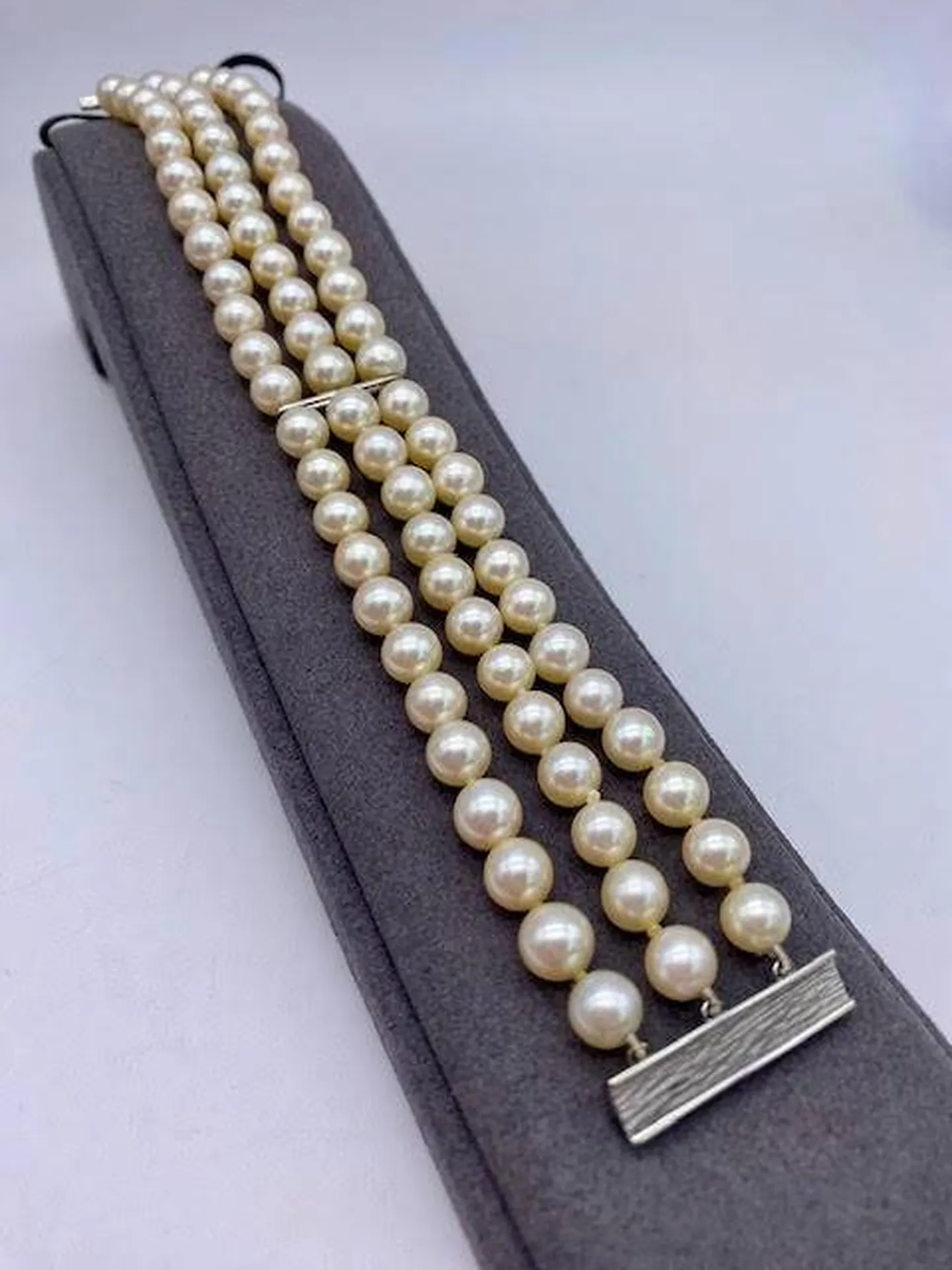 Harmonie de la Mer: Le Bracelet de Perles d'Eau de Mer et Or Blanc chez Or Ligne sur le Bassin d'Arcachon