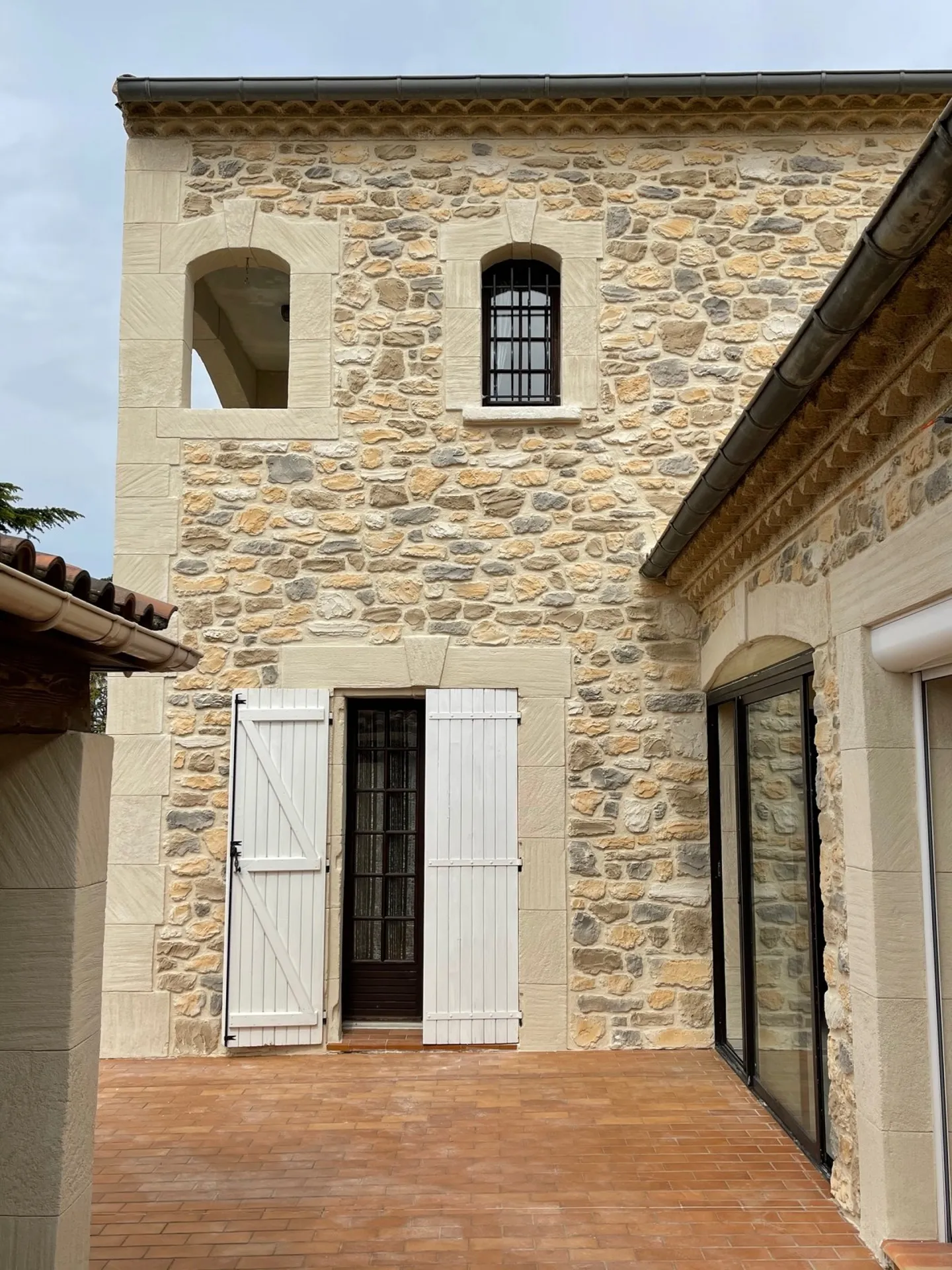 Rénovation des façades en pierre sur Bessan dans l’Hérault
