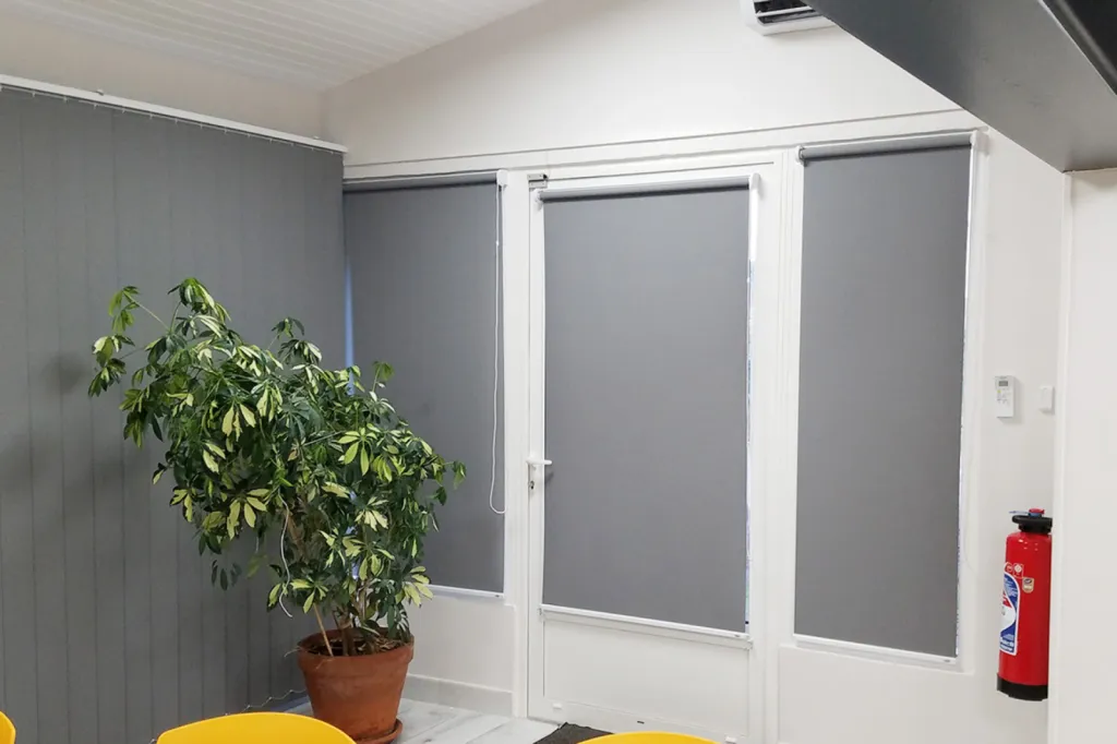 Transformation d’une salle de réunion à Mollégès avec table modulable Fold, chaises Frill jaunes et panneaux acoustiques Serenity personnalisés pour OMAG