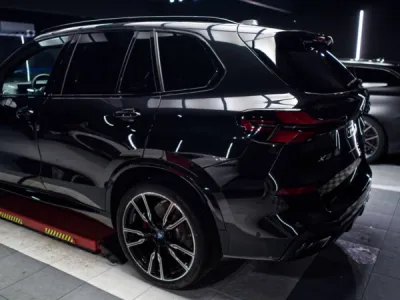 Zones exposées du BMW X5 protégées contre les impacts avec film PPF à Lorient.
