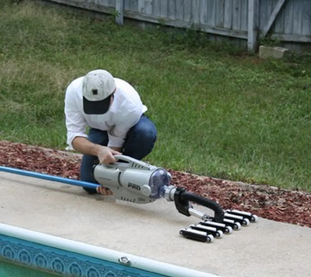 Le poolblaster aspirateur à main electrique se branche sur votre manche telescopique