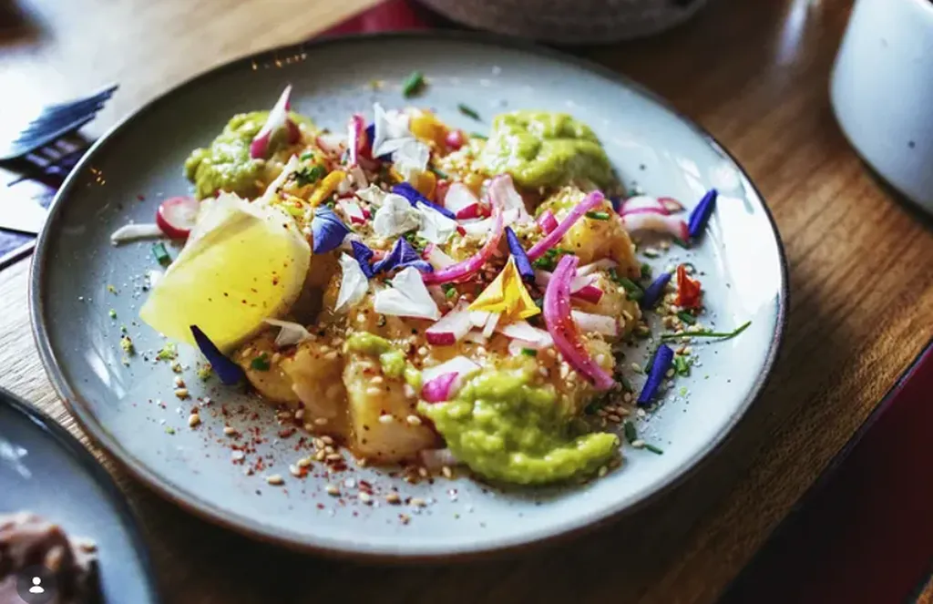 ceviche de poisson blanc à la mangue resteront la table du théâtre à Sète.