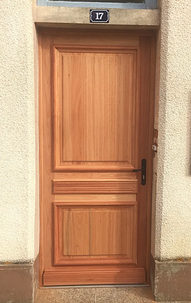 Porte d'entrée sur mesure : fabrication artisanale bois et aluminium par un menuisier intervenant en Occitanie