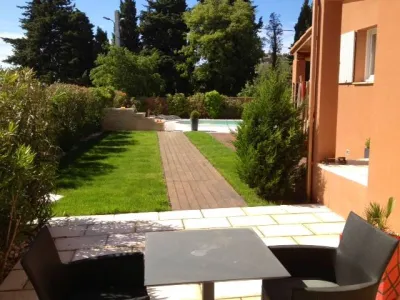 Cheminement en parquet et pose d'un gazon à Castillon du Gard (30)