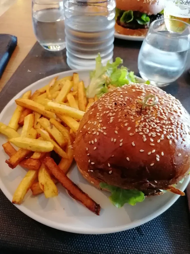 Partager des burgers maison accompagnés de frites maison pour un repas convivial en famille ou entre amis en Plaine orientale