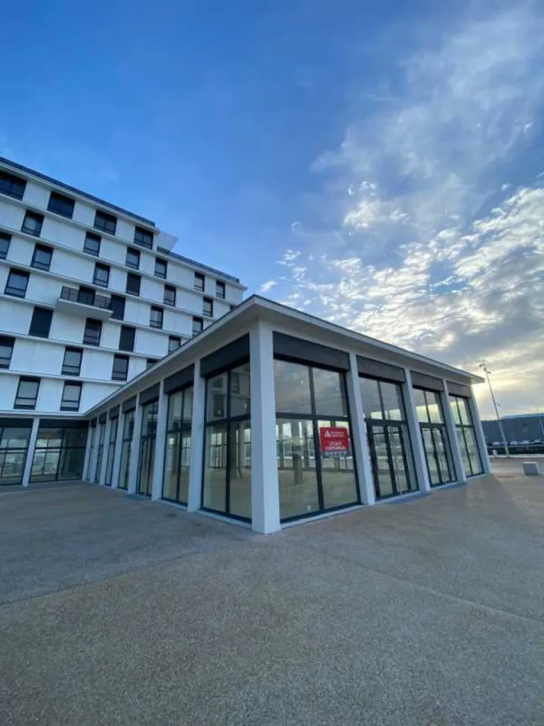 LE HAVRE - QUAI DES ANTILLES - A LOUER Cellule commerciale de 300 m2 dans le programme Les Quais en Seine