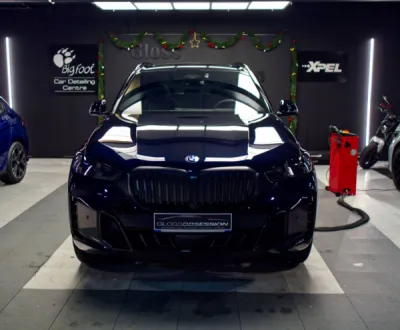 Cette BMW X5 bénéficie d’un film de protection PPF XPEL sur le bloc avant, préservant sa carrosserie contre les impacts et rayures.