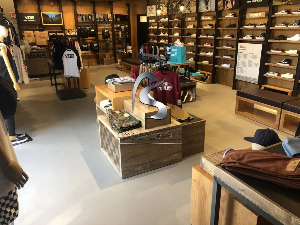 SOL EN BÉTON CIRÉ COULE AVEC UNE CHAPE MINCE FIBRE TEINTE A TOULON 83