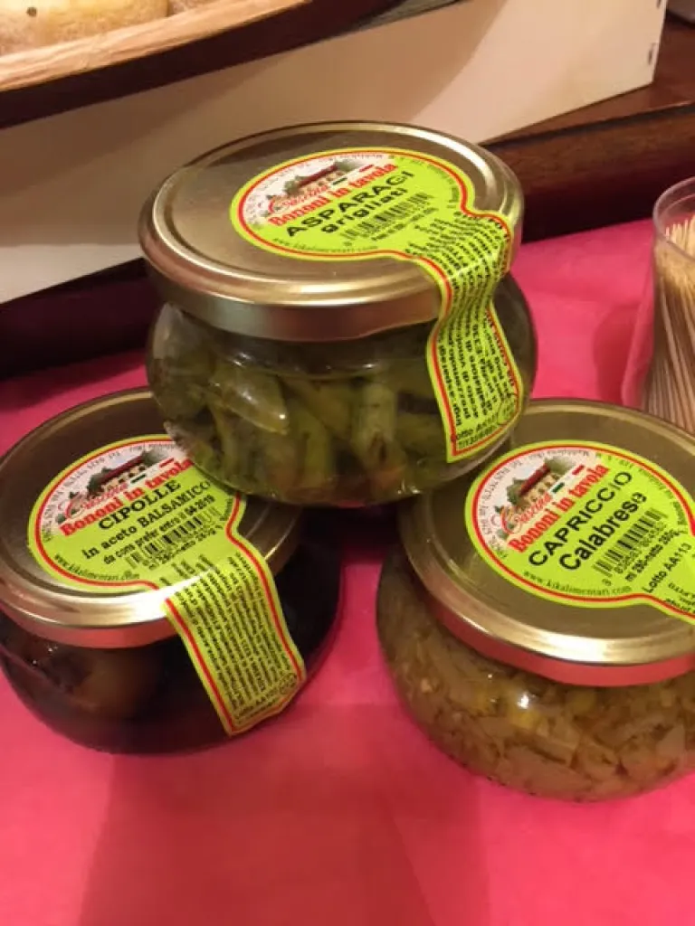 Bocaux d'antipasti, légumes marinés dans de l'huile d'olive