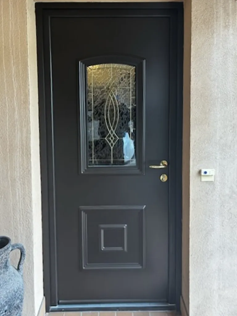 Porte aluminium moderne et sécurisée 06