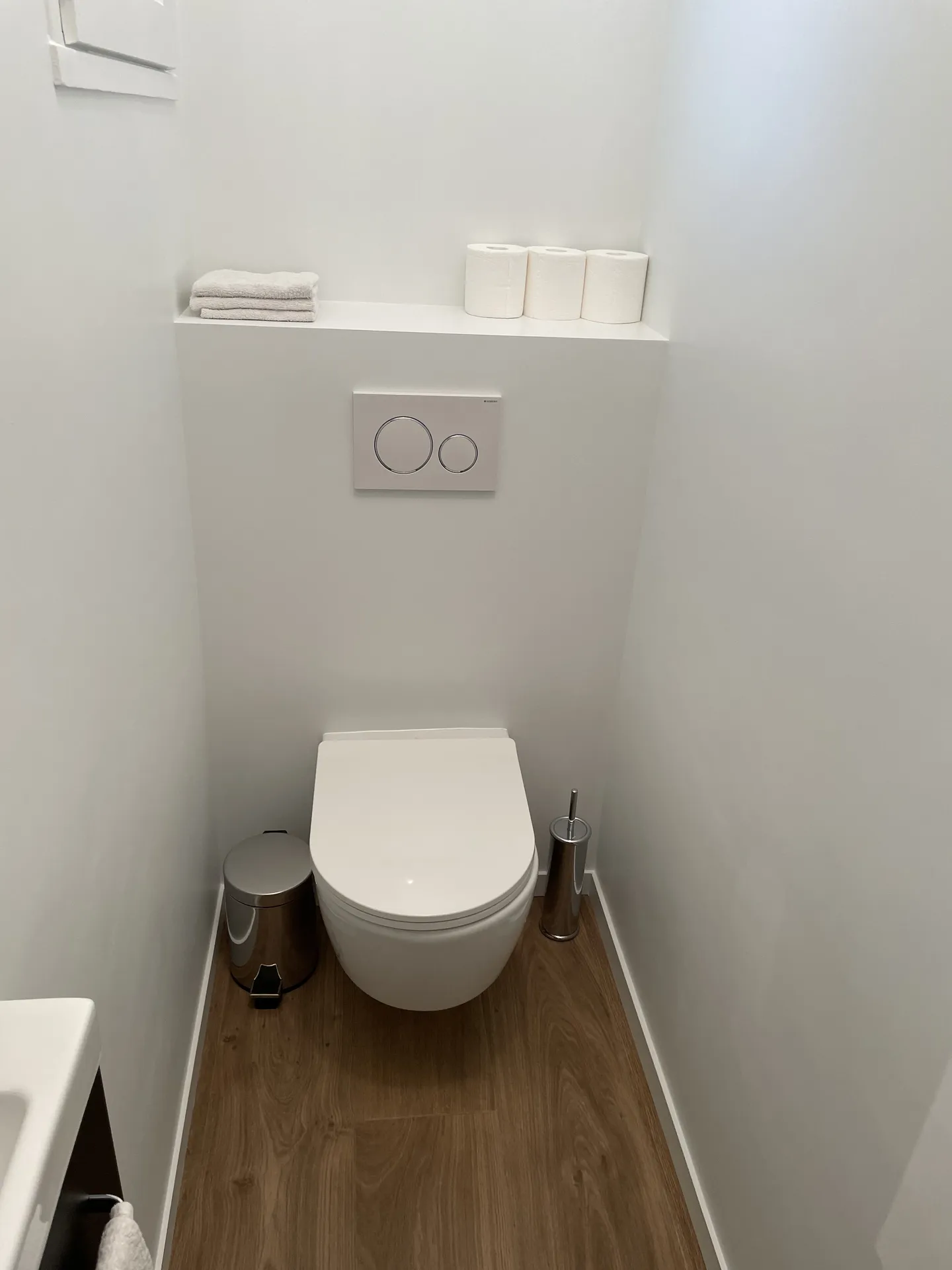 WC rénové après travaux de remise en état suite à un dégât des eaux