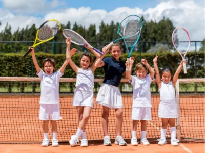 Réservez pour vos enfants un stage de tennis avec un Pro PGA en Angleterre