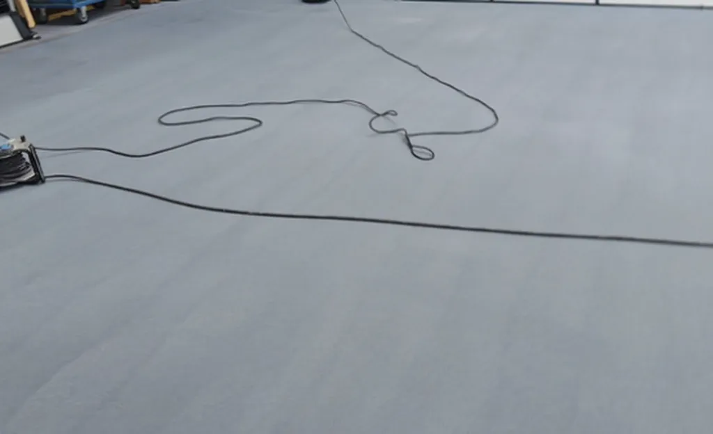 Réalisation d'un revêtement quartz color en résine époxy SIKA sur 65 m² avec traitement des fissures à Corbeil-Essonnes près de Paris