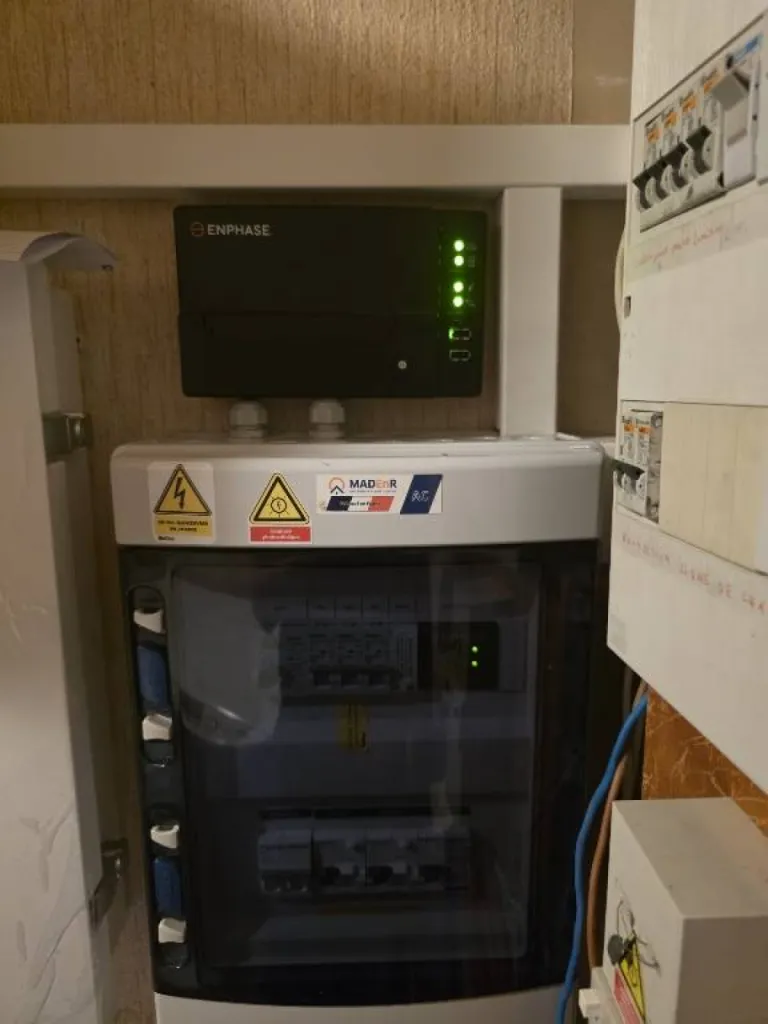 Ajout de 4 panneaux solaires Dmegc 500 sur une installation photovoltaïque dans le Var 