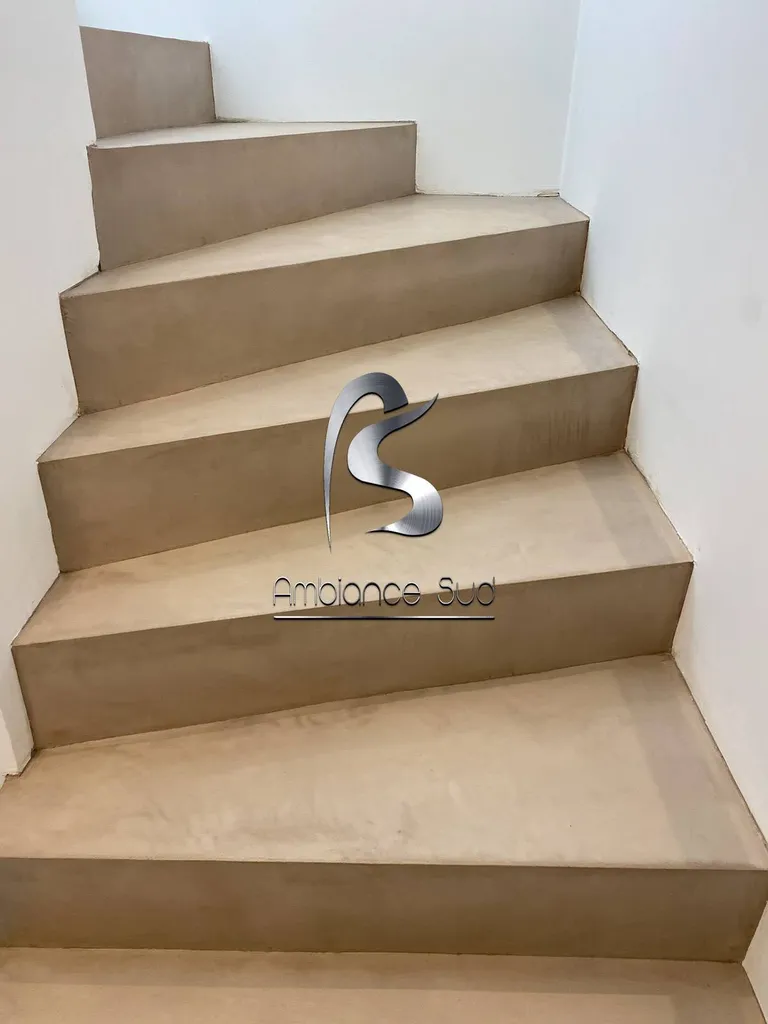 Prix pour recouvrir un escalier intérieur avec du béton ciré aux Issambres en région PACA