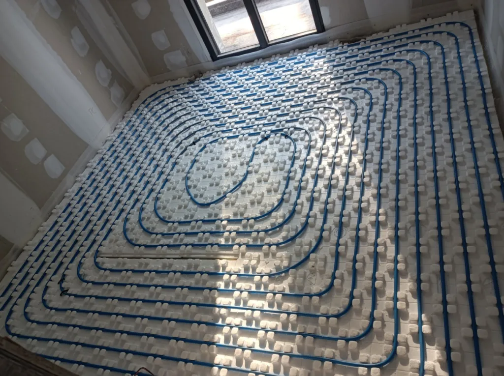 A Mougins, création d'un plancher chauffant sur pompe a chaleur 