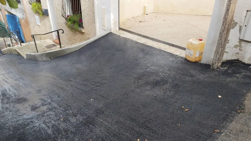 Application d'enrobé de bitume noir à Marseille dans les Bouches du Rhône